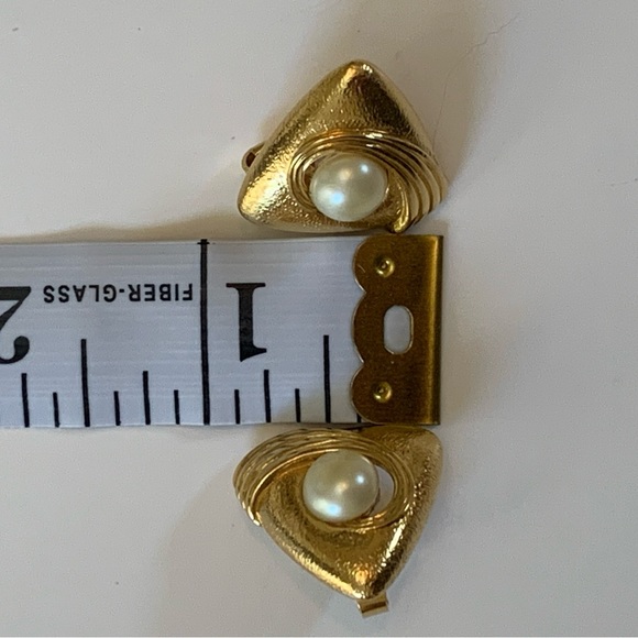 Vintage Crown Trifari Gold Tone Faux Pearl Earrings - Picture 7 of 8